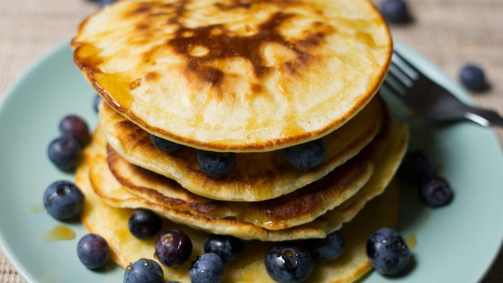 Pancakes mit frischen Heidelbeeren