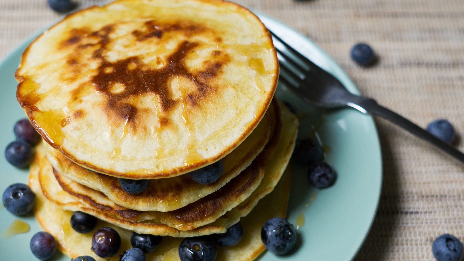 Pancakes mit frischen Heidelbeeren