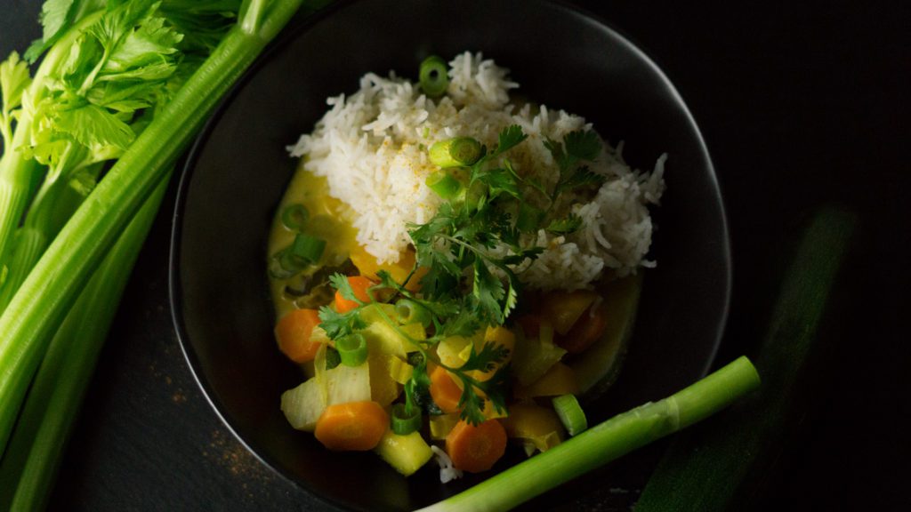 Vegetarisches Curry mit Kokosmilch