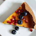 Brownie-Cheesecake mit Heidelbeeren