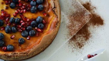 Brownie-Cheesecake mit Heidelbeeren
