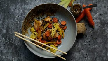 Asiatisches Hühnchen mit Sesam-Mango-Sauce dazu Ananas, Karotten und Ingwer