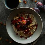 Bananenjoghurt mit Haferflocken und Pflaumen