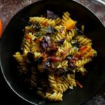 Mediterrane Kürbispasta fotografiert von oben