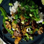 Wok-Gericht mit Rindfleisch und frischem Gemüse