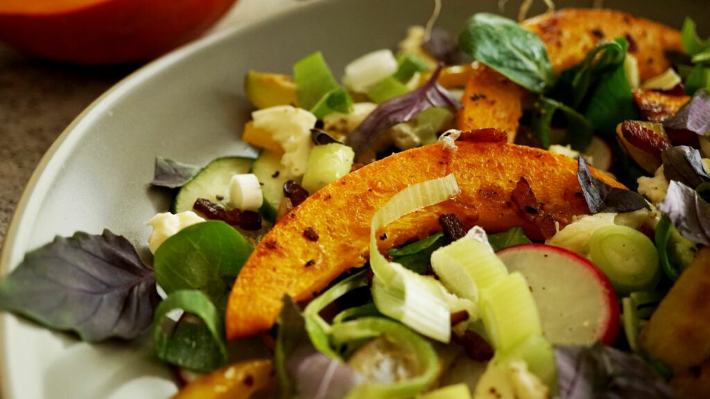 Herbstlicher Salat mit gebratenem Kürbis, Frühlingszwiebel und Zwetschken