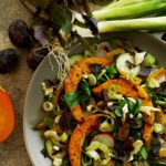 Herbstlicher Kürbissalat mit Hokkaido, Pflaumen, Frühlingszwiebel und weiteren frischen Zutaten