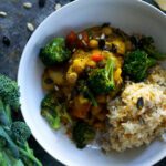 Vegetarisches Curry mit Kürbis, Brokkoli, Kartoffel und Kichererbsen