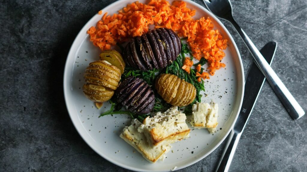 Fächerkartoffel mit Spinat, Feta und Karottensalat