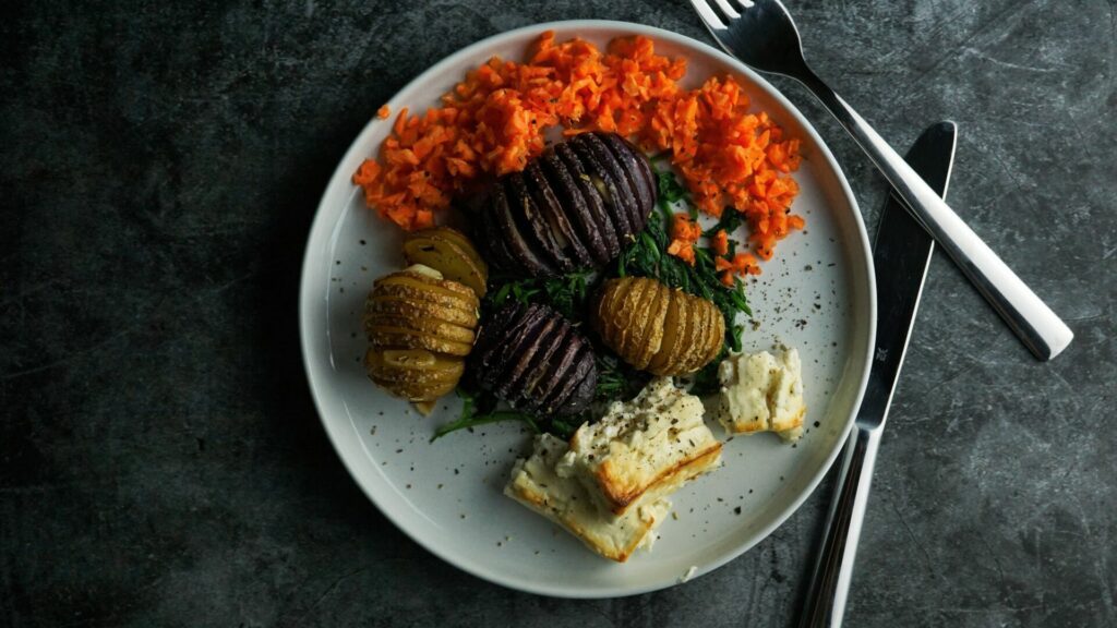Fächerkartoffel mit Ofen-Feta und Karottensalat