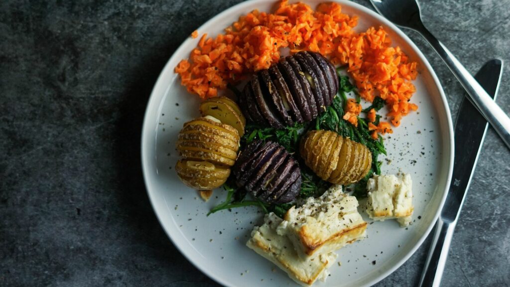 Fächerkartoffel mit Baby-Spinat und Feta sowie Karottensalat