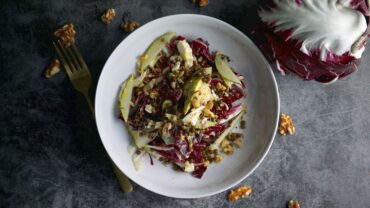 Herbstlicher Radicchio-Salat mit Linsen, Birne und Walnüssen