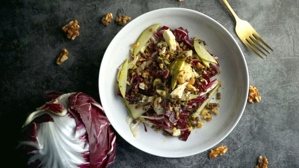 Herbstlicher Radicchio-Salat mit Linsen, Birne und Walnüssen