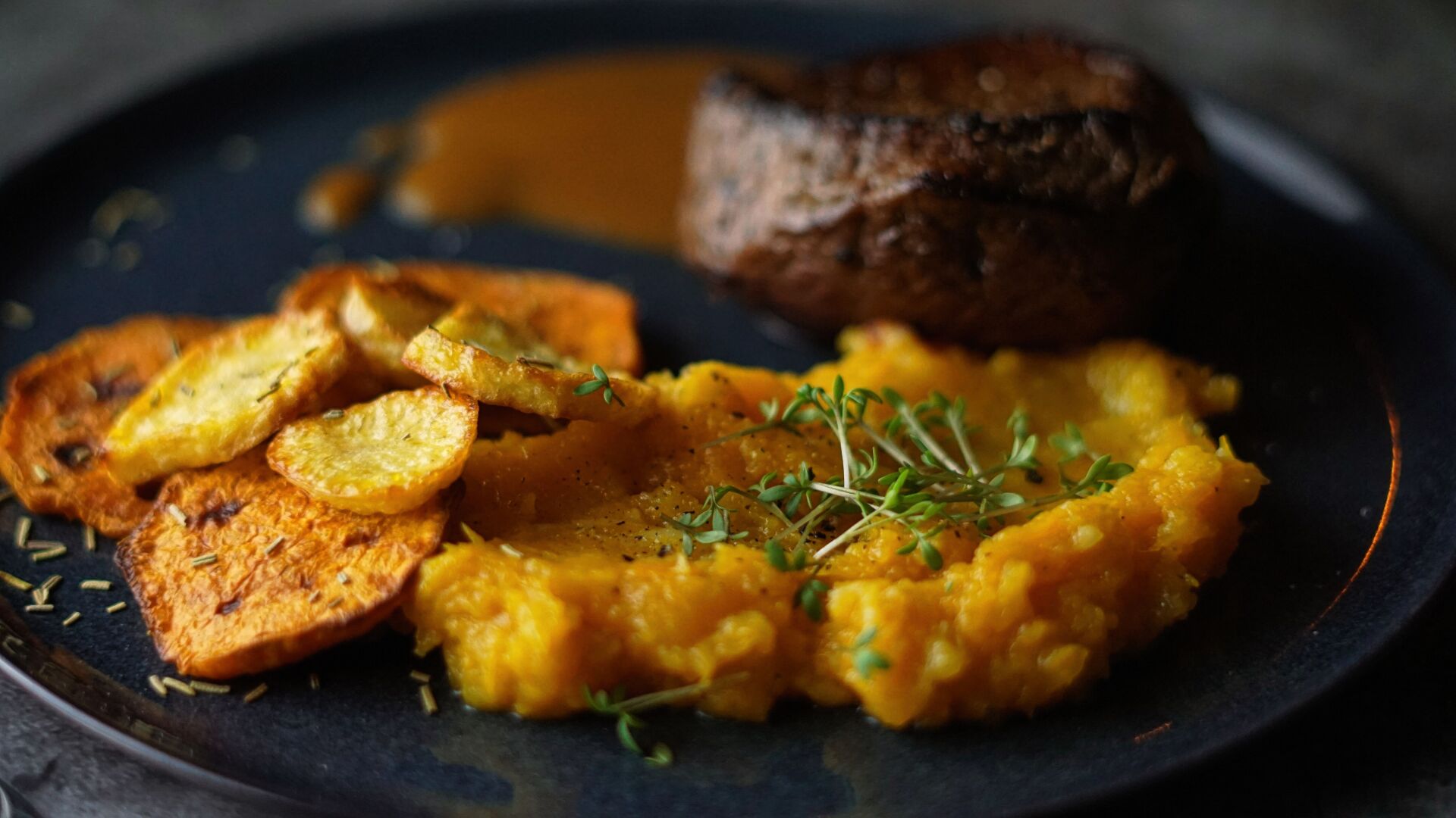 Hueftsteak mit Sellerie-Sueßkartoffel-Pueree und Bratensosse