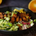 Hanf-Tofu-Bowl mit frischer Orange
