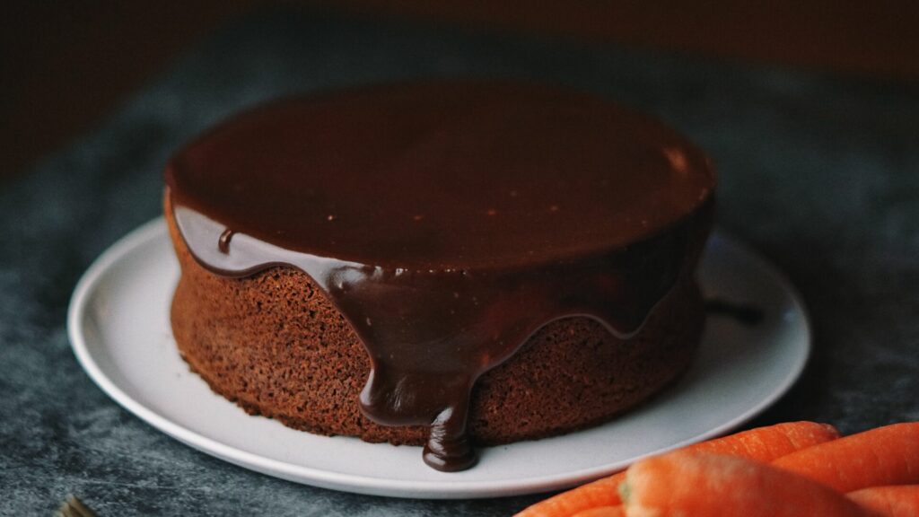 Karottenkuchen mit Schokolade fotografiert von der Seite