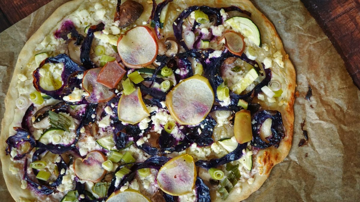 Vegetarischer Flammkuchen mit Rotkraut