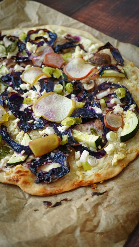 Flammkuchen vegetarisch mit Rotkraut, Apfel, Feta