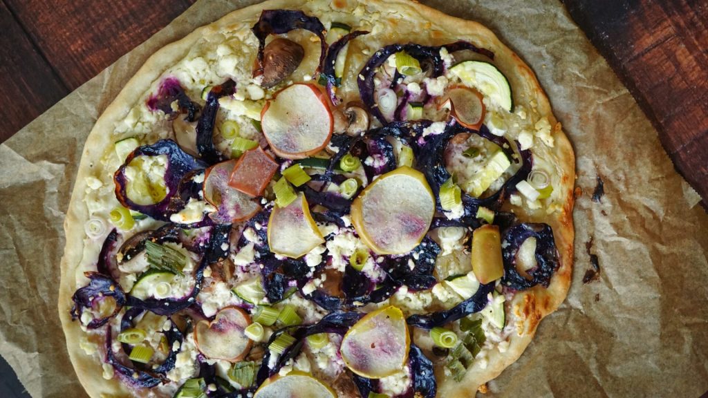 Flammkuchen mit Feta, Rotrkaut und Apfel