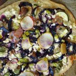 Flammkuchen mit Feta, Rotrkaut und Apfel