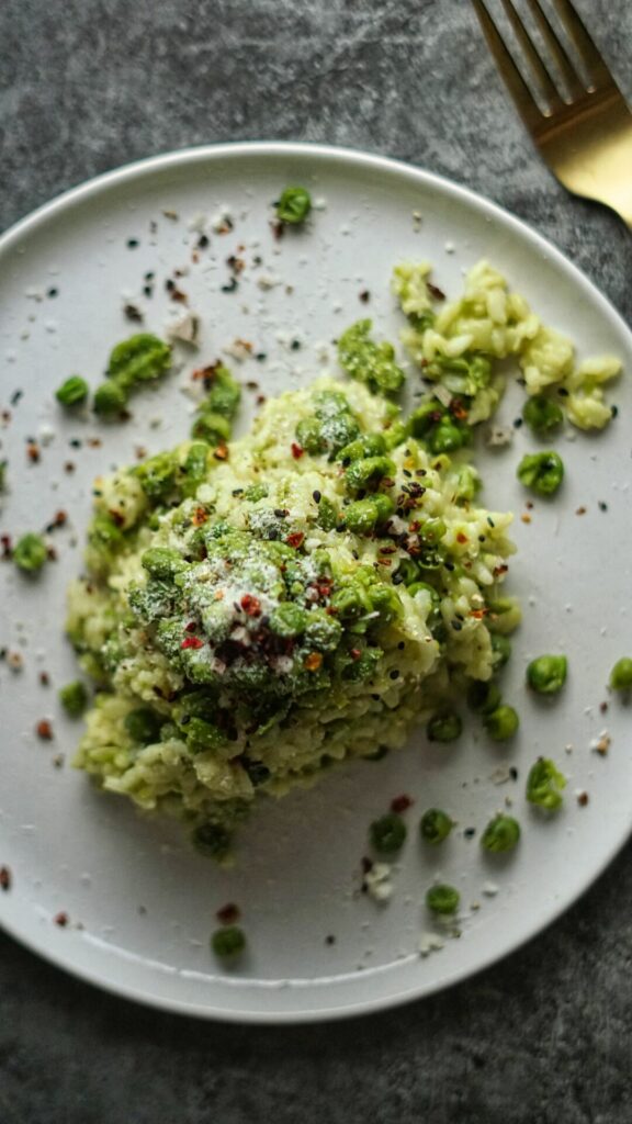 Risotto mit Erbsen fotografiert von oben