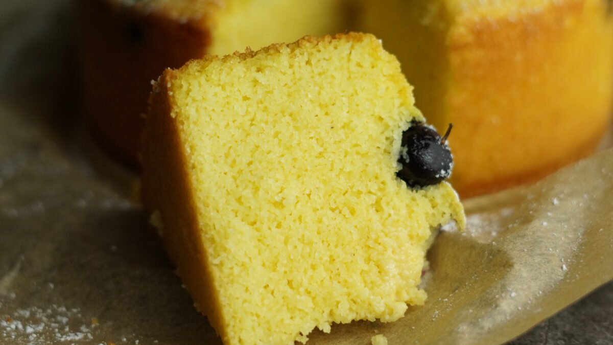 ein Stück frischer Griesskuchen mit Joghurt
