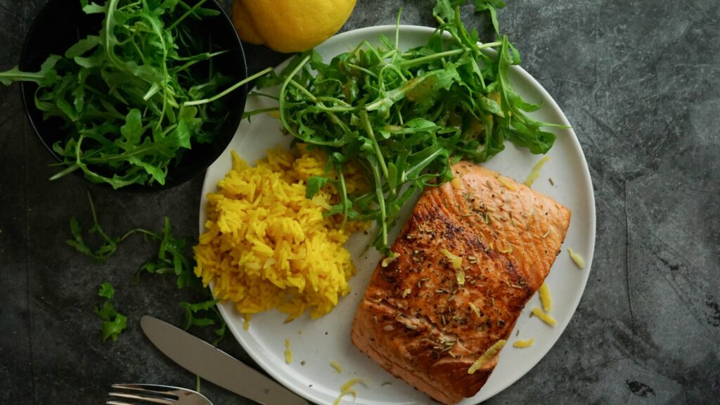 Lachs mit Zitronenreis und Rucola