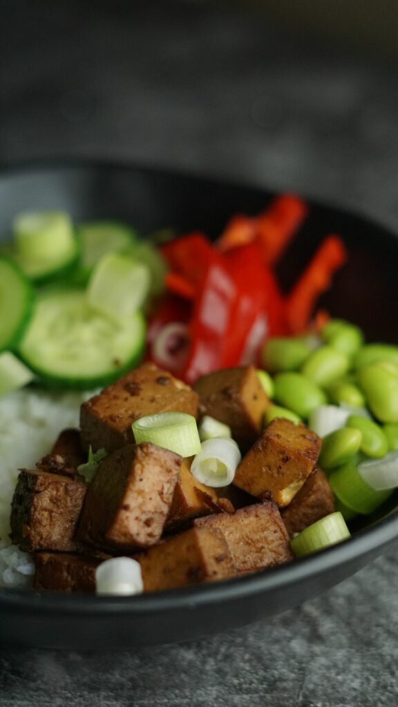 Asia-Bowl mit Tofu und Gemüse