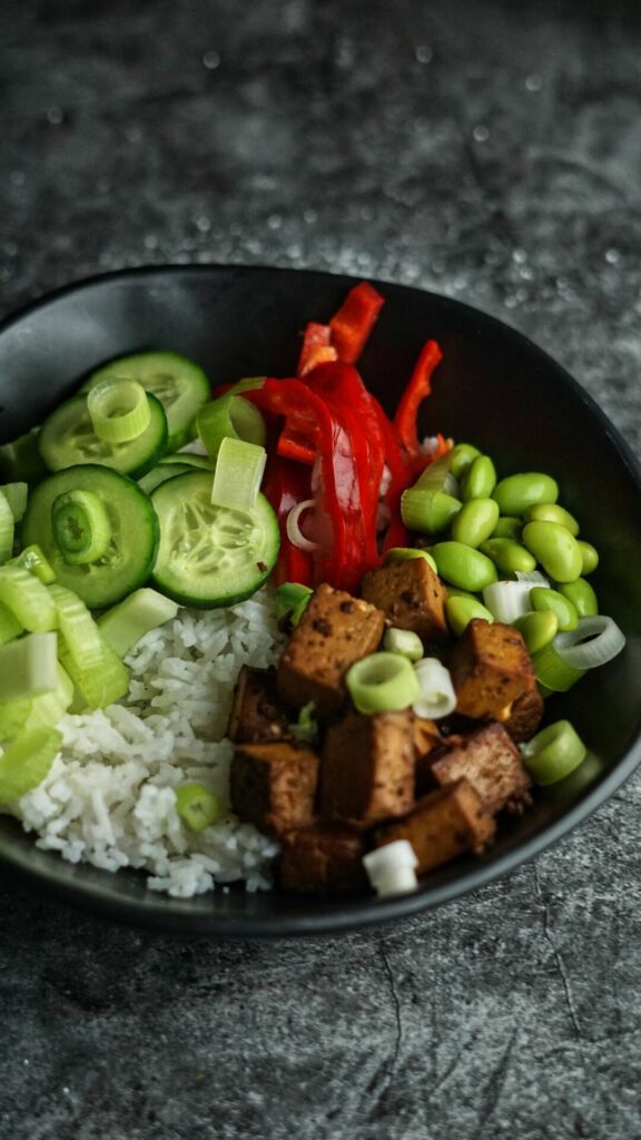 Asiatische Bowl mit frischem Gemüse und Tofu