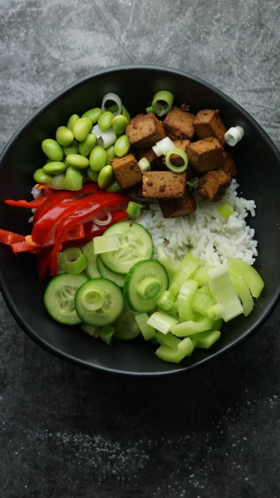 asiatische Bowl mit Tofu und Gemüse