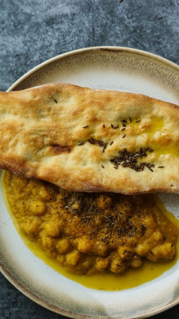 Naanbrot und Kürbis-Curry-Dip