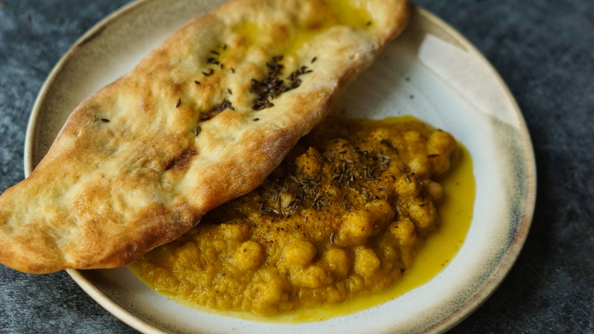 Kürbis Curry Dip mit Naan-Brot