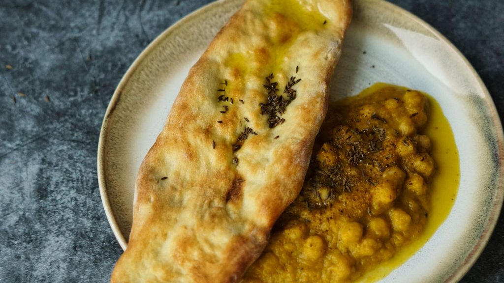 Naan und Kürbis-Curry-Dip