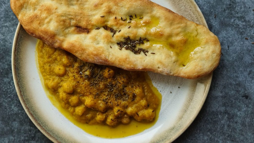 Kurebis-Curry-Dip mit Naan