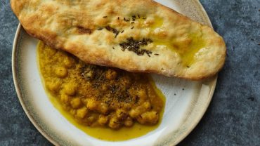 Kurebis-Curry-Dip mit Naan
