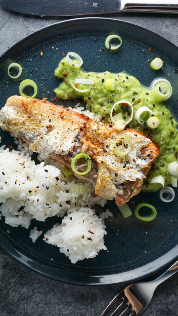 Gebratener Lachs mit Erbsenpüree und Basmatisreis