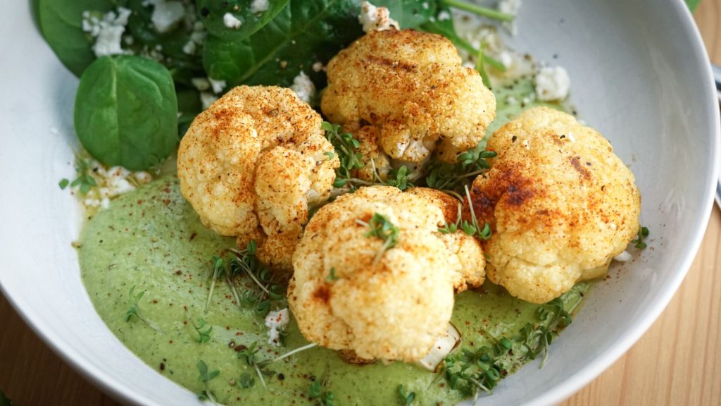 Karfiol geröstet mit Zuchhini-Spinat-Dip