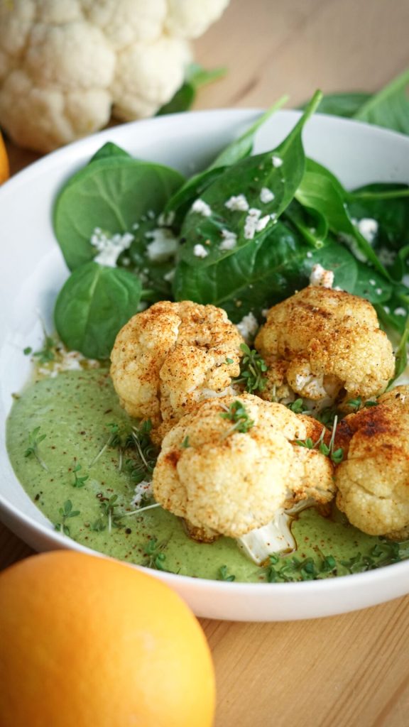 Blumenkohl geröstet mit Zuchini-Spinat-Dip