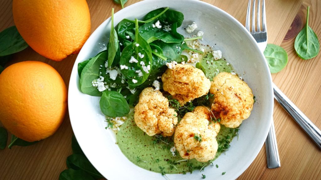 Gerösteter Blumenkohl mit Zucchini-Spinat-Dip