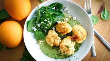 Gerösteter Blumenkohl mit Zucchini-Spinat-Dip