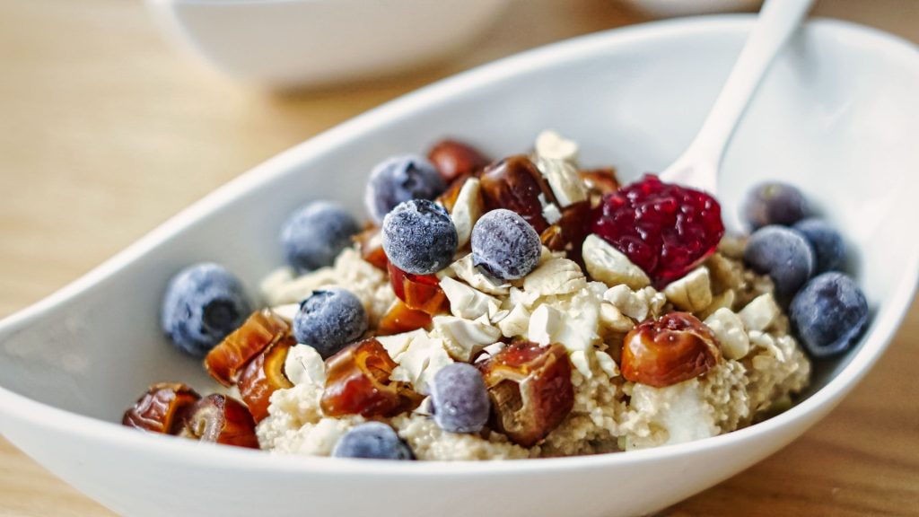 Couscous mit Obst in Schale