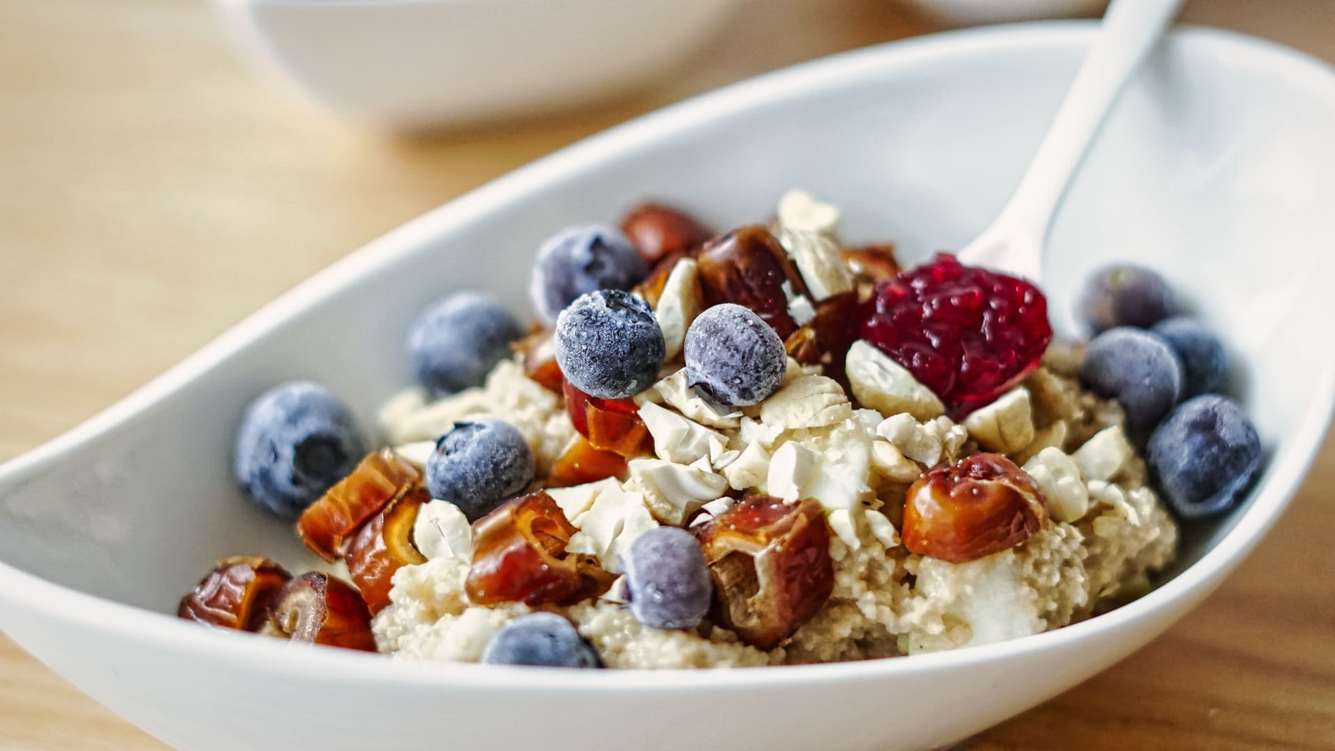 Couscous mit Obst in Schale