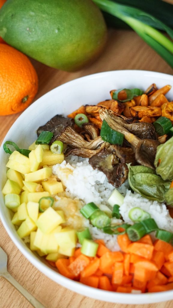 Vegetarische Bowl mit Mango