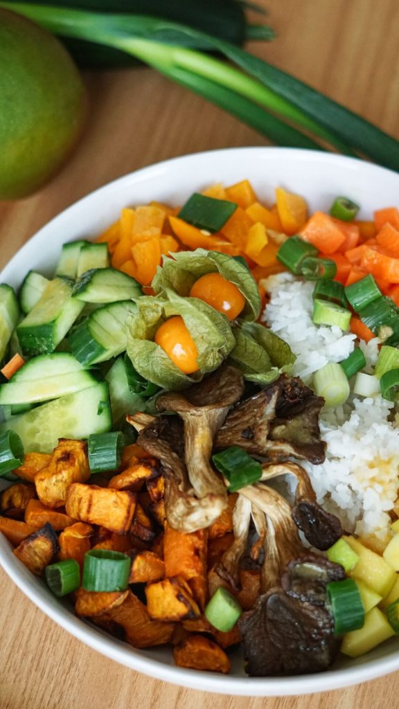 Vegetarische Bowl mit Gemüse und Obst