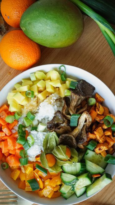Bowl vegetarisch mit Erdnuss-Orangen-Sauce