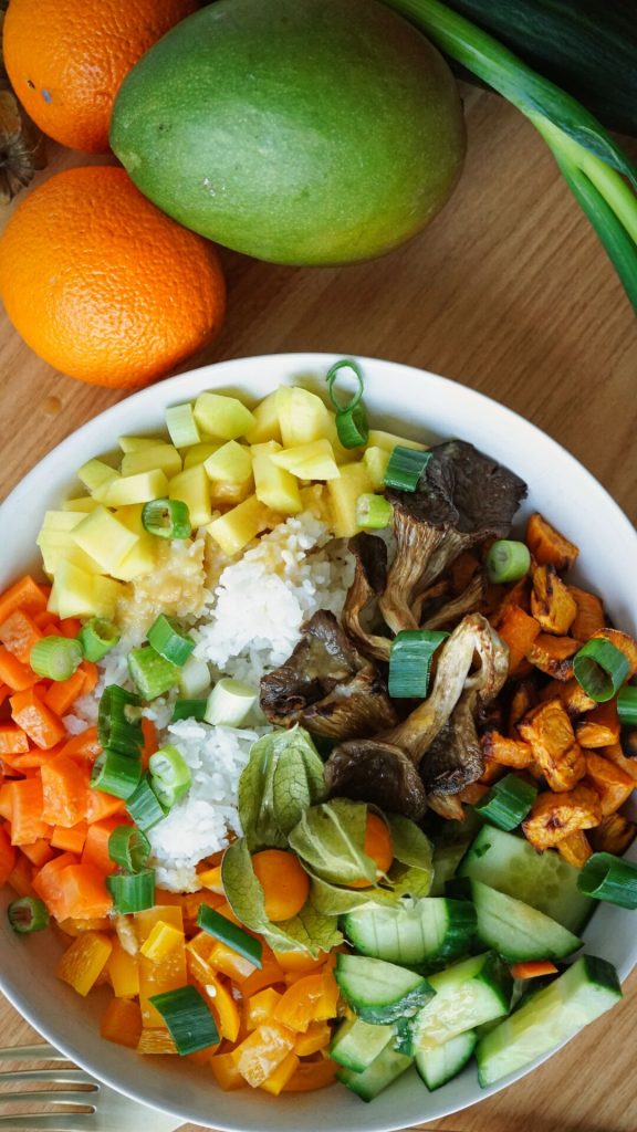 Bowl vegetarisch mit Mango, Gurke, Zwiebel, Paprika