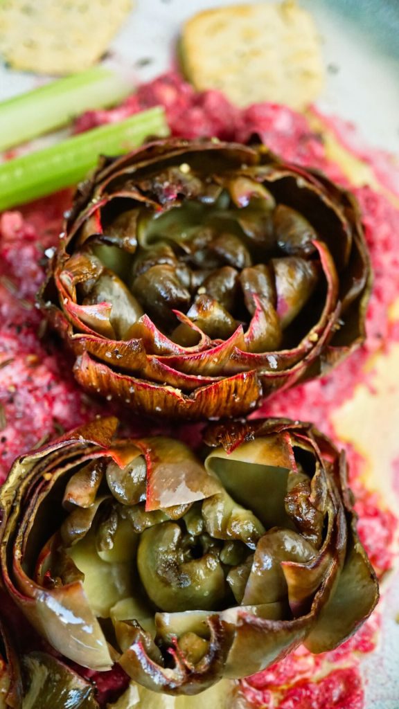 Artischocken aus dem Ofen mit Rote Rüben-Creme