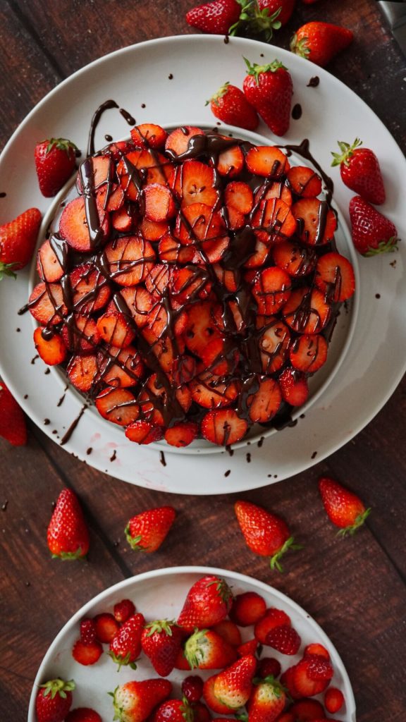 Glutenfreier Marmorkuchen mit Erdbeeren und Bananen