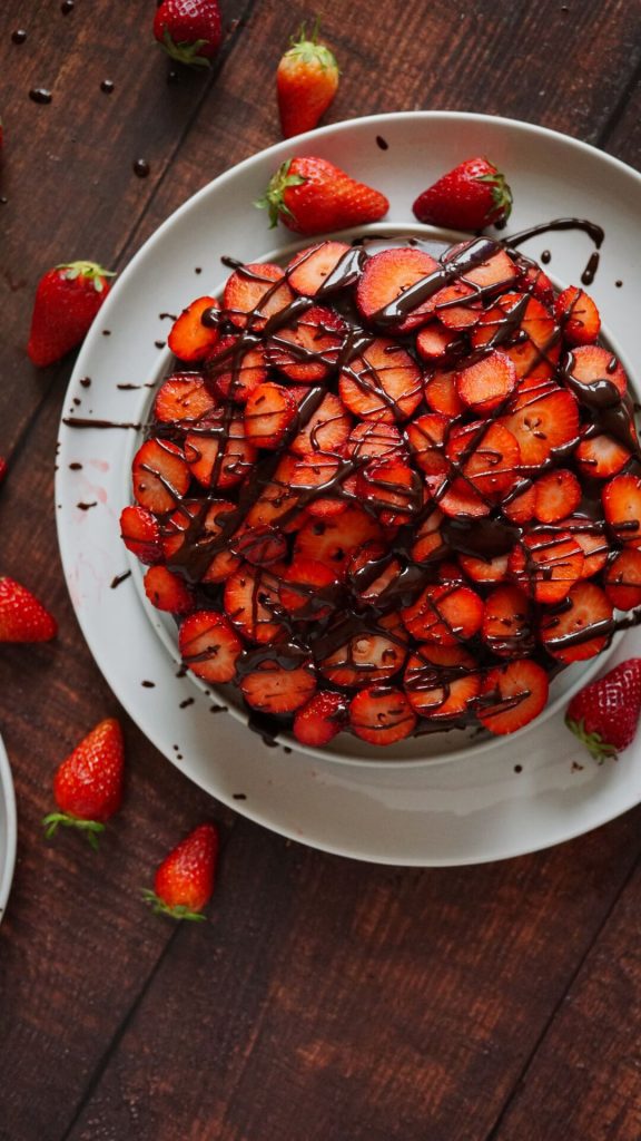 Glutenfreier Marmorkuchen mit Erdbeeren und Bananen