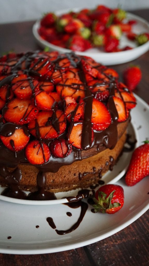 Glutenfreier Marmorkuchen mit Erdbeeren und Bananen